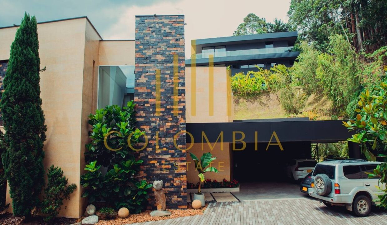 El Poblado Luxury Villa - Smart, Spacious & Sophisticated - CE057