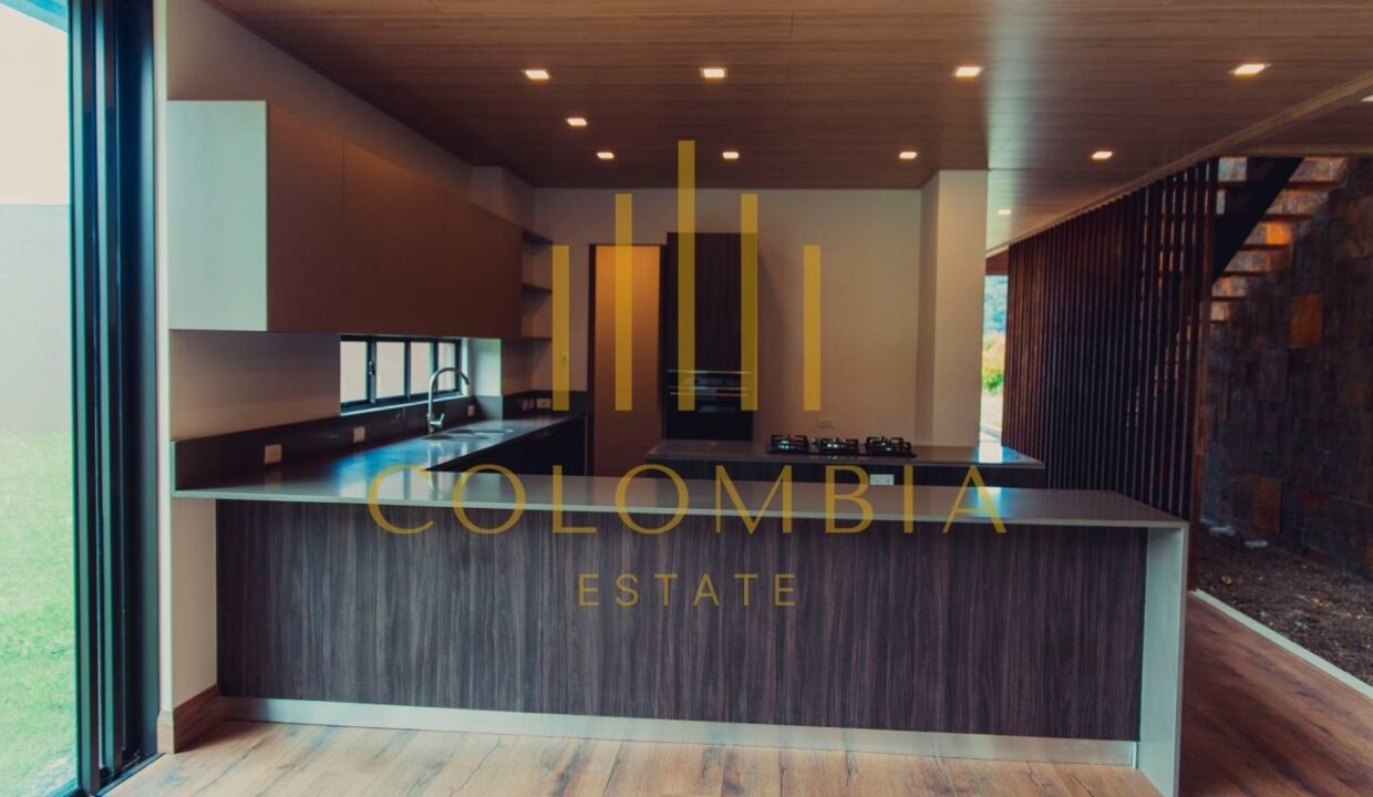 Luxurious Modern Home in Las Palmas, Medellín - Spacious Living with Private Grounds - CE058