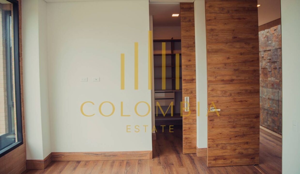 Luxurious Modern Home in Las Palmas, Medellín - Spacious Living with Private Grounds - CE058