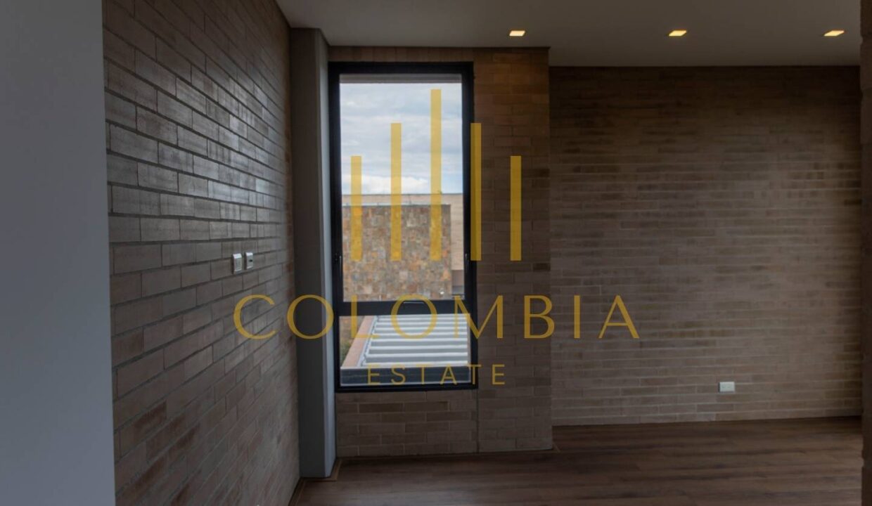 Luxurious Modern Home in Las Palmas, Medellín - Spacious Living with Private Grounds - CE058