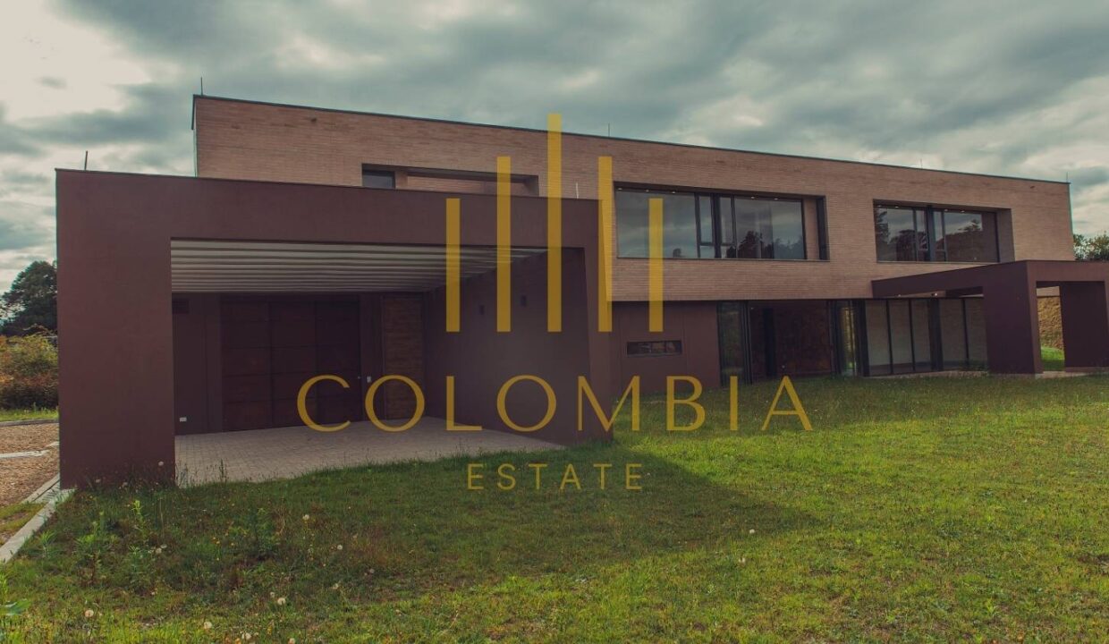 Luxurious Modern Home in Las Palmas, Medellín - Spacious Living with Private Grounds - CE058